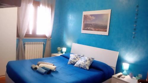 巴列塔Villa helios的蓝色卧室,配有一张带泰迪熊的床