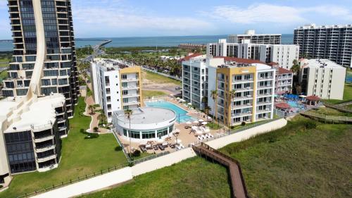 南帕诸岛Peninsula Island Resort & Spa - Beachfront Property at South Padre Island的城市空中景观高楼