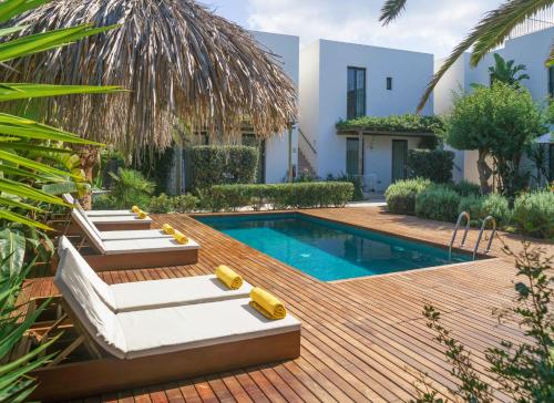 埃斯卡洛Es Caló Luxe - Formentera Break的后院设有游泳池和木甲板