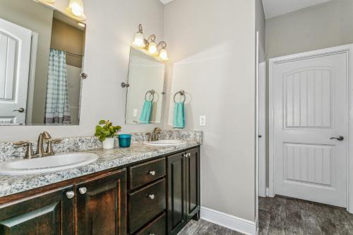 彭萨科拉Lovely Town-home in Pensacola的浴室设有2个水槽和镜子