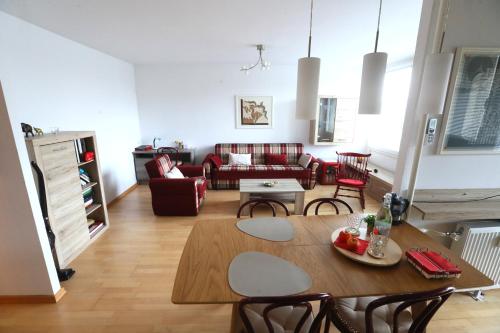 卢布尔雅那Thomas apartment 028的客厅配有桌子和沙发