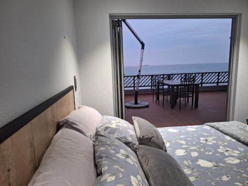 乌姆德洛蒂UMDLOTI MODERN 3 BEDROOM BEACH FLAT的一间卧室配有一张床,享有海景