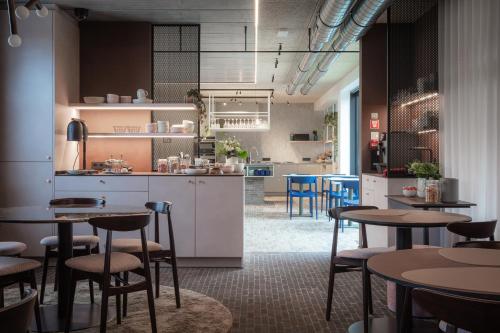 埃纲尔赫姆Gare 55的厨房以及带桌椅的用餐室。