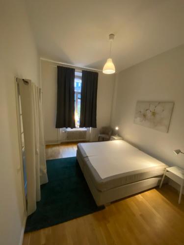 斯德哥尔摩Home Inn KHT15的卧室设有一张白色大床和一扇窗户。