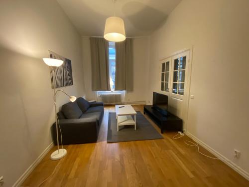 斯德哥尔摩Home Inn KHT15的客厅配有沙发和桌子