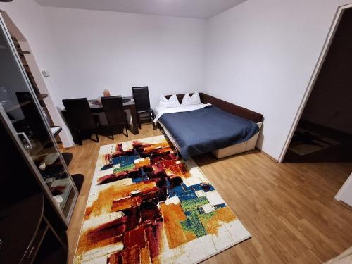 特尔古穆列什A&M的卧室配有一张床,地板上铺有地毯