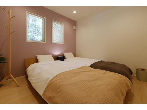 茅野Class Vesso Tateshina - Vacation STAY 51972v的带2扇窗户的客房内的2张床