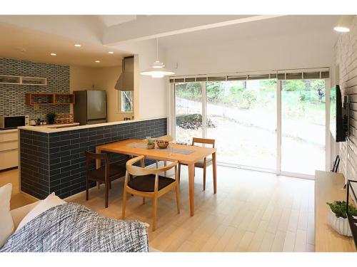 茅野Class Vesso Tateshina - Vacation STAY 51972v的厨房以及带桌椅的用餐室。