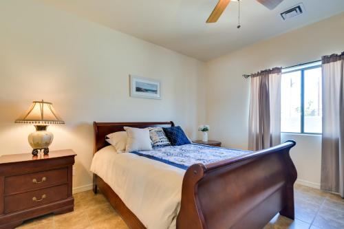 哈瓦苏湖城Bright Cottage with Pool and Spa - 5 Mi to Lake Havasu的一间卧室配有一张床、一个梳妆台和一扇窗户。