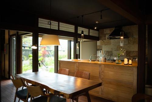 YuzawaKusakimomotose - Vacation STAY 15482的厨房配有木桌和一些椅子