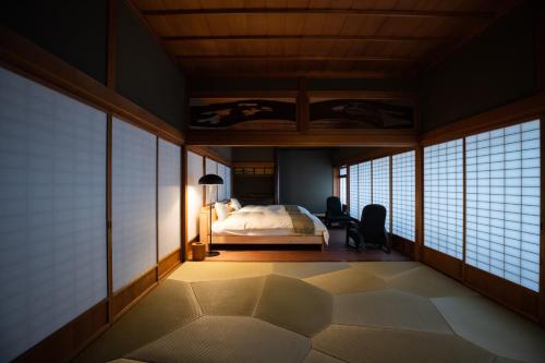 YuzawaKusakimomotose - Vacation STAY 15482的一间设有床铺的卧室,位于带窗户的房间内