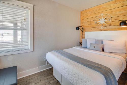 圣徒皮特海滩107-Dog Friendly-Waterfront-Walk to beach的一间卧室设有一张床、一个窗口和一台电视。
