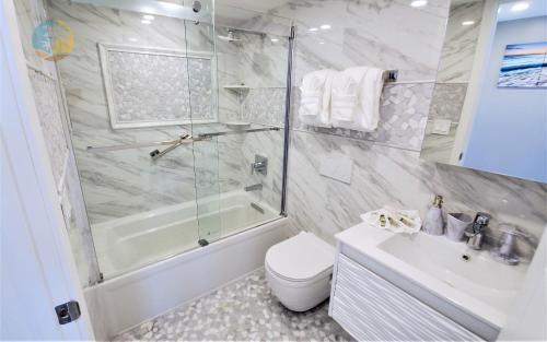 迈阿密海滩Luxury Beach Resort - HORA RENTALS的带淋浴卫生间和盥洗盆的浴室