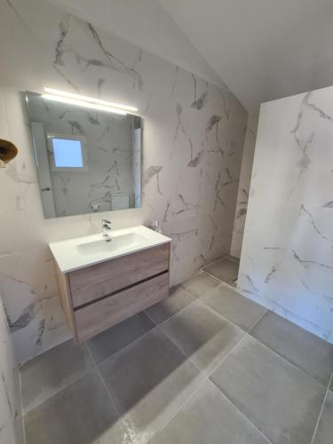 贝尼多姆Bonito triplex con increíbles vistas的一间带水槽和镜子的浴室