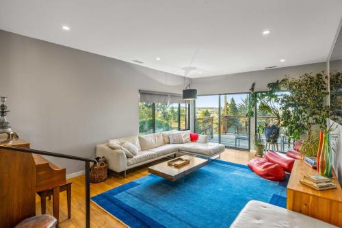 罗内特公园Modern Cotati Villa with Private Pool and Large Deck!的带沙发和蓝色地毯的客厅