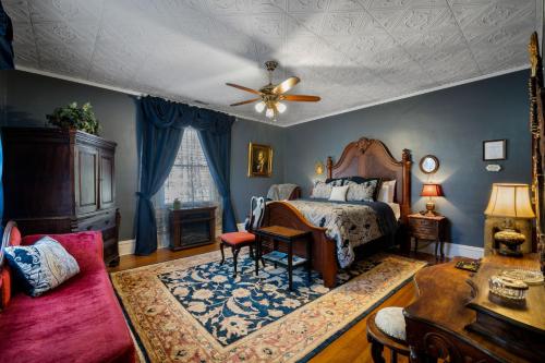 斯泰茨维尔The Inn on Front Street的一间卧室配有一张床和吊扇