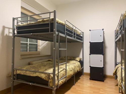 伍珀塔尔Accomodation in wuppertal的一间卧室配有两张双层床。