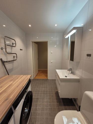 斯德哥尔摩Home Inn Gamtyr326的白色的浴室设有水槽和卫生间。