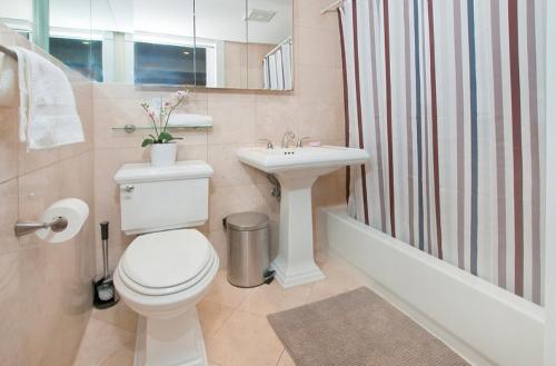 纽约Modern 3BR Apartment in NYC的浴室配有卫生间、盥洗盆和淋浴。