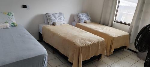 约恩维利Quarto privativo WC compartilhado的带2张带毯子的床和窗户的客房