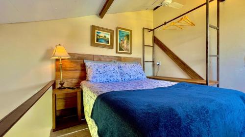 帕拉蒂Canto do Jão的一间卧室配有一张带蓝色床单和一盏灯的床。