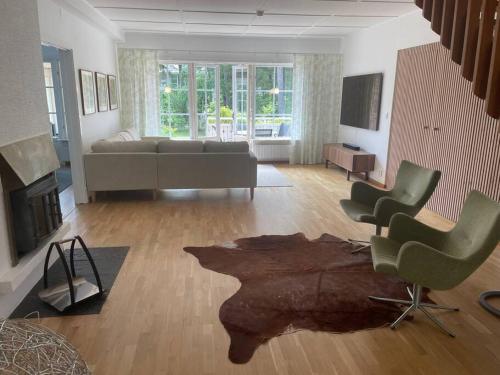 恩厄尔霍尔姆Beach House Ängelholm的客厅配有沙发、椅子和壁炉