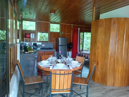 福尔图纳Gambas Lodge的厨房里设有1间带桌椅的用餐室