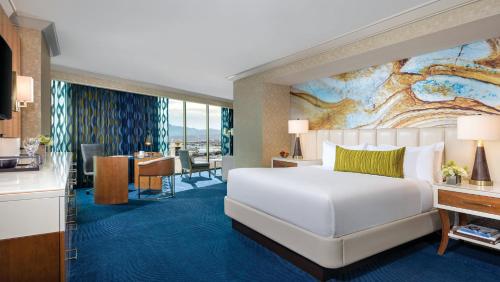 拉斯维加斯曼德勒海湾酒店的配有床和用餐区的酒店客房