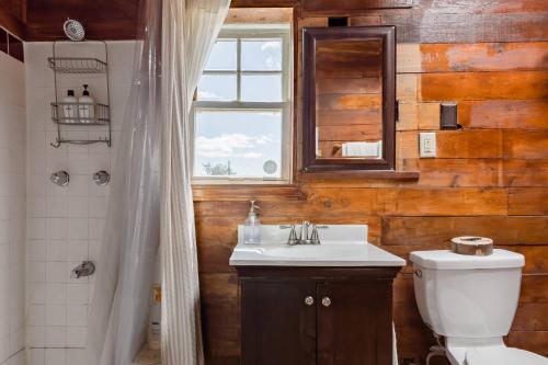 丝兰谷Desert Home Private Oasis Outdoor Space & Hot Tub的一间带水槽和卫生间的浴室以及窗户。