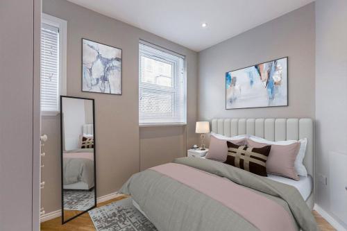 伦敦Kensington Olympia Apartment, Breakfast的一间卧室配有一张床和镜子