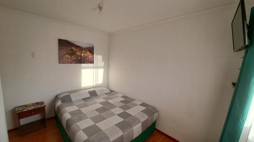 卡尔德拉Hostal Jardín del Desierto的一间小卧室,内配一张可调节的床