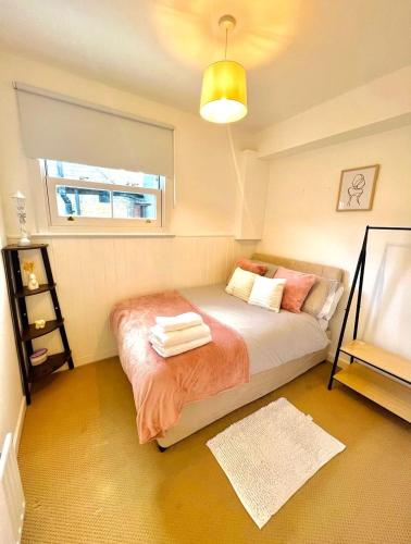 伦敦The Vista Apartment的一间卧室配有带毛巾的床