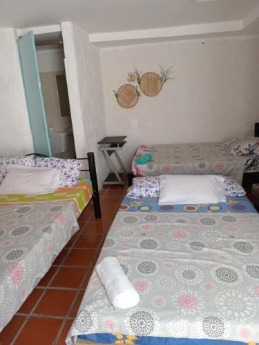 比利亚维哈Hostal ROLLED的一间客房内配有两张床的房间