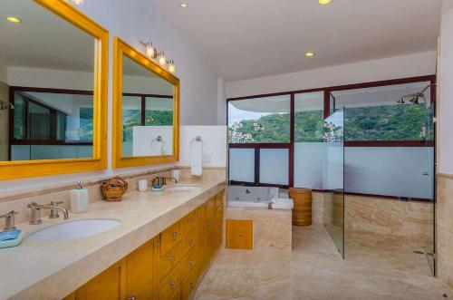 巴亚尔塔港Magnificent Villa- for 20 guests的大型浴室设有2个水槽和淋浴。