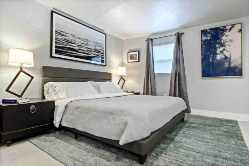 俄克拉何马城Summer Refresh-modern Comfort Near Downtown 40-4的一间卧室设有一张大床和一个窗户。