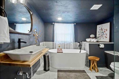 俄克拉何马城Summer Refresh-modern Comfort Near Downtown 40-4的一间带大浴缸和水槽的浴室
