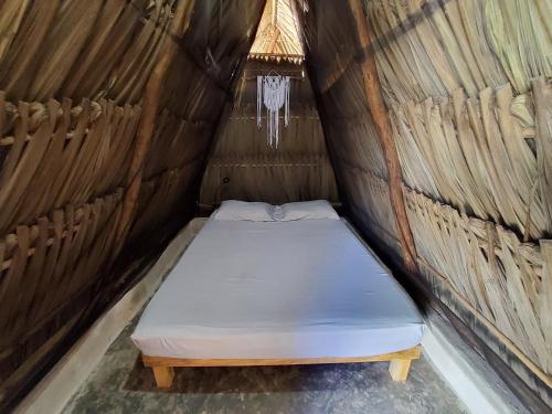 巴卡拉尔Hakuna Matata Glamping的帐篷内的一张床垫床,配有窗户