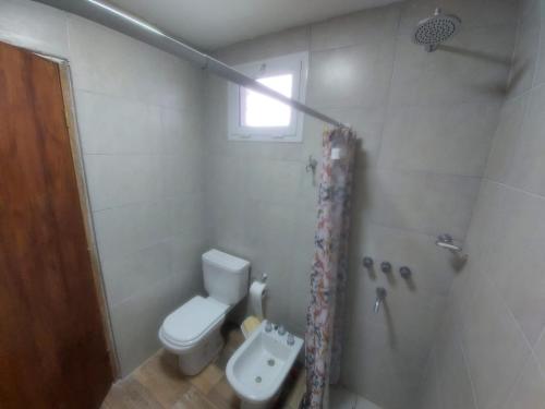 La ConsultaCasa - Quincho Tantakuy的白色的浴室设有卫生间和水槽。