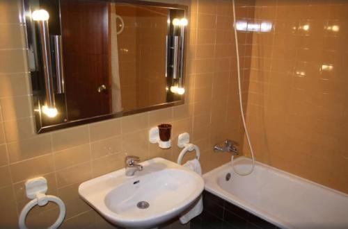 圣卡洛斯拉腊皮塔Apartamento 1ª linea de mar的浴室配有盥洗盆、镜子和浴缸