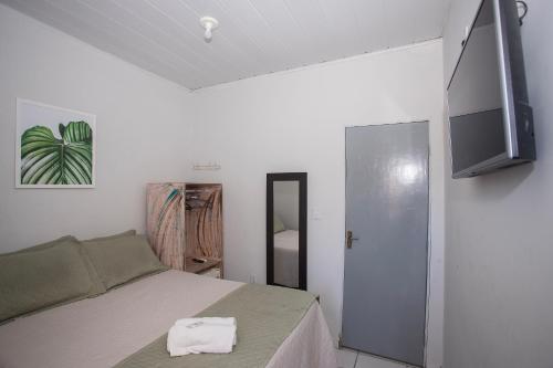 阿拉卡茹Pousada Aracaju的一间卧室配有一张床和一台平面电视