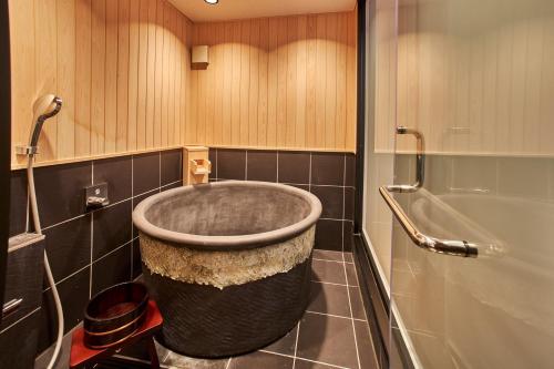 东京SAKE Bar Hotel Asakusa的角落设有带大浴缸的浴室