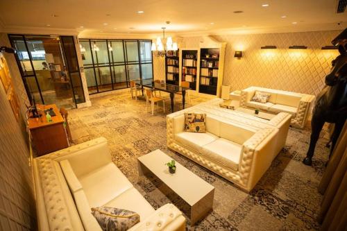 马尼拉Penthouse at Poblacion - 200Mbs net - Awesome view的带沙发和桌子的大客厅