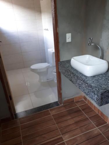 波苏斯-迪卡尔达斯Chácara monte tabor的一间带水槽和卫生间的浴室