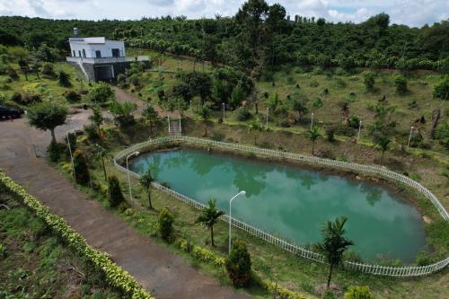 Di LinhGao Homestay的游泳池的顶部景色