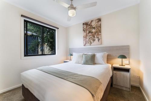吉朗Tasman Holiday Parks - Geelong的一间卧室设有一张大床和一个窗户。