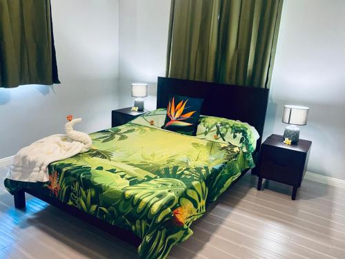 波拉波拉Fare To'erau - New cozy vacation home on Bora Bora的一间卧室,床上有鸟