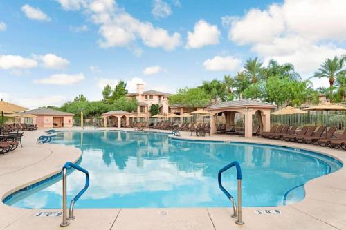 斯科茨Scottsdale Links Resort的度假村的大型游泳池