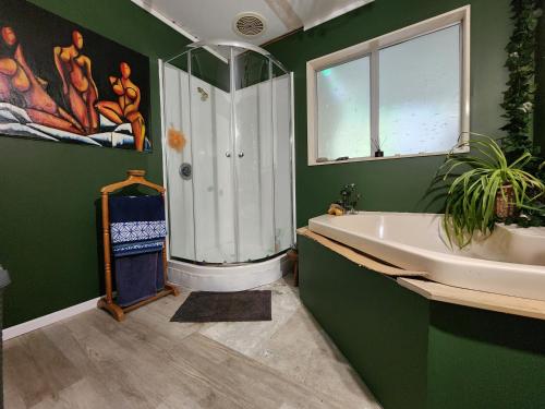 Island BayThe Treehut的绿色浴室设有浴缸和水槽