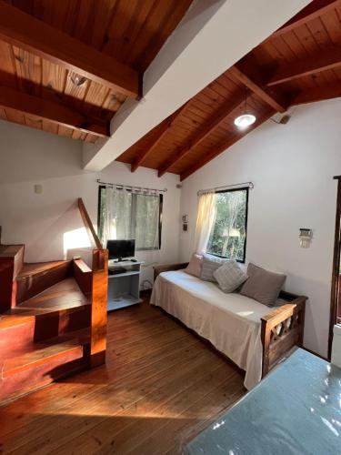 拉库布蕾Cabañas Lomita San Luis的一间卧室配有一张床和一张书桌
