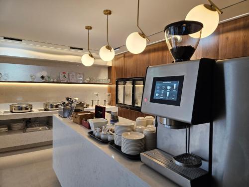 奥克兰贝斯韦斯特纽兹马肯特酒店及套房的厨房配有带盘子和咖啡机的柜台